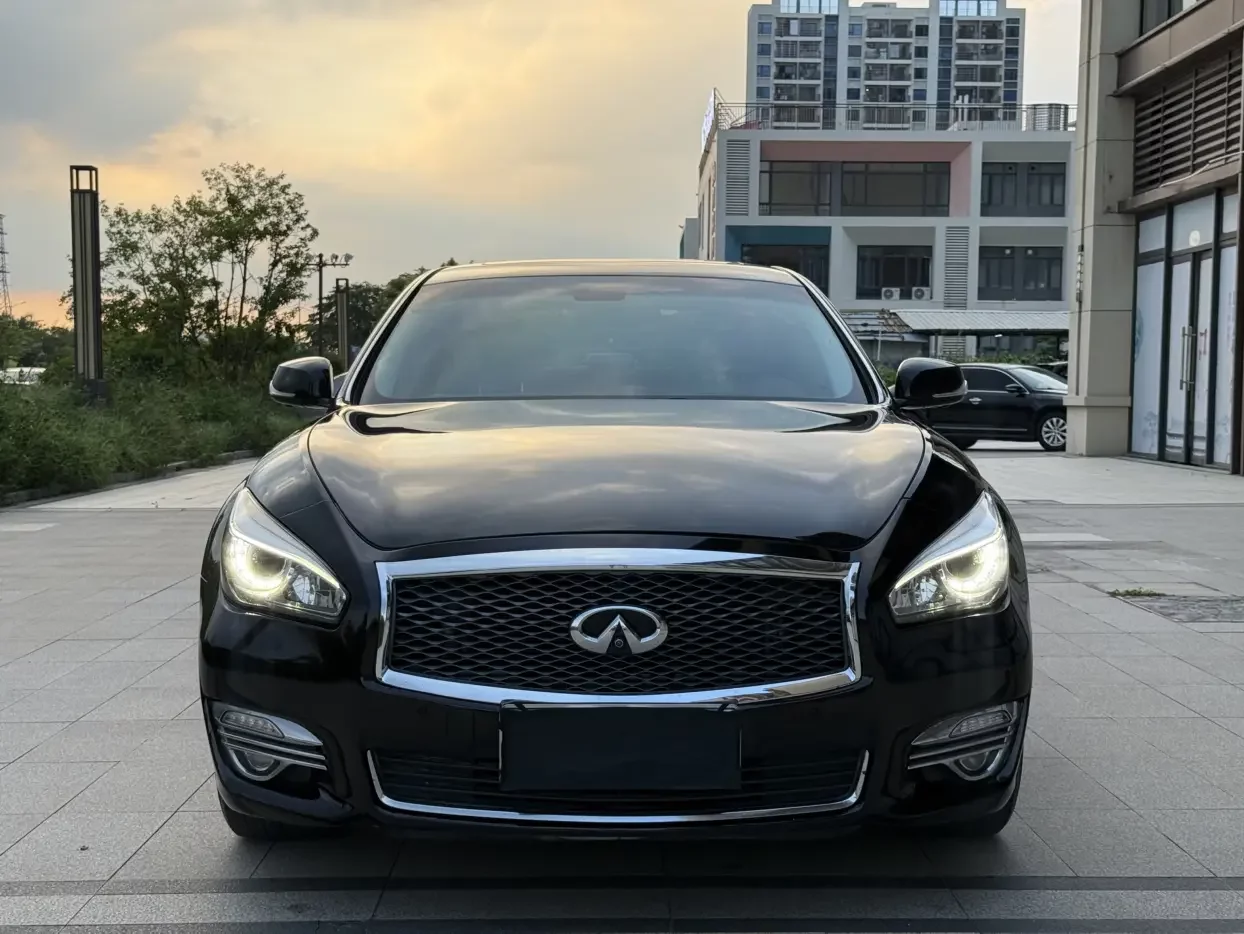 Infiniti Q70