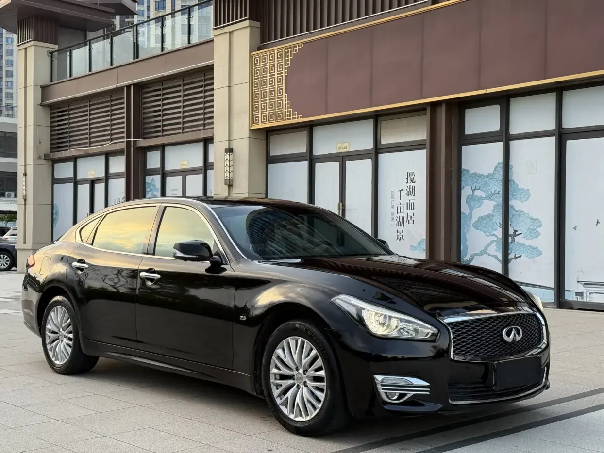 Infiniti Q70