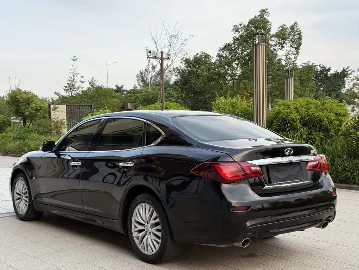 Infiniti Q70