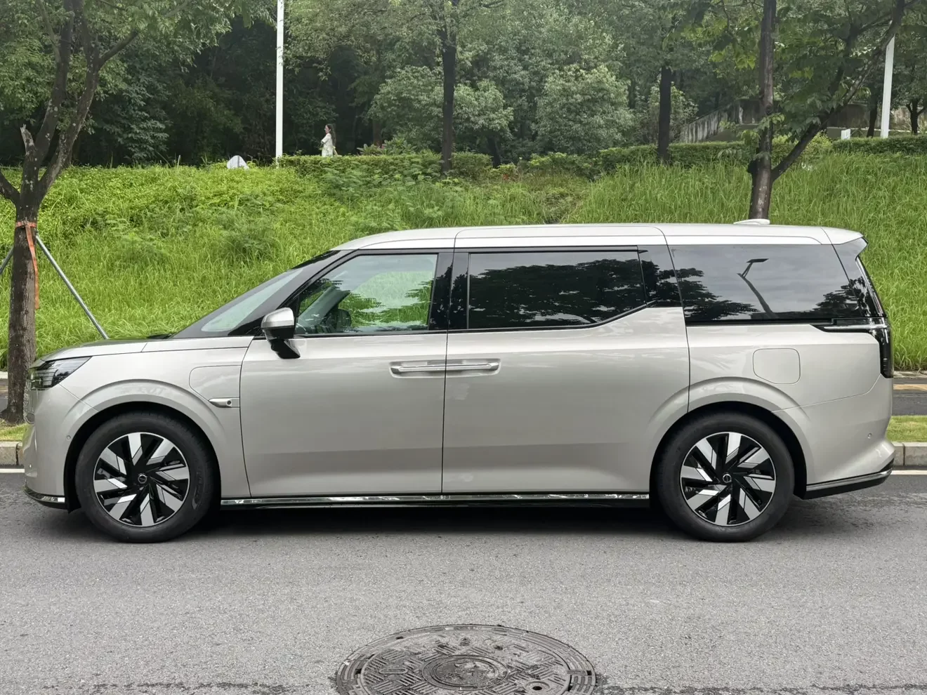 Volvo EM90