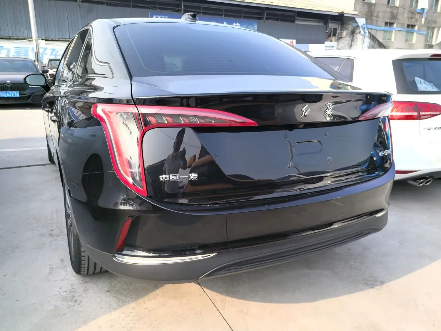 Hongqi E-QM5