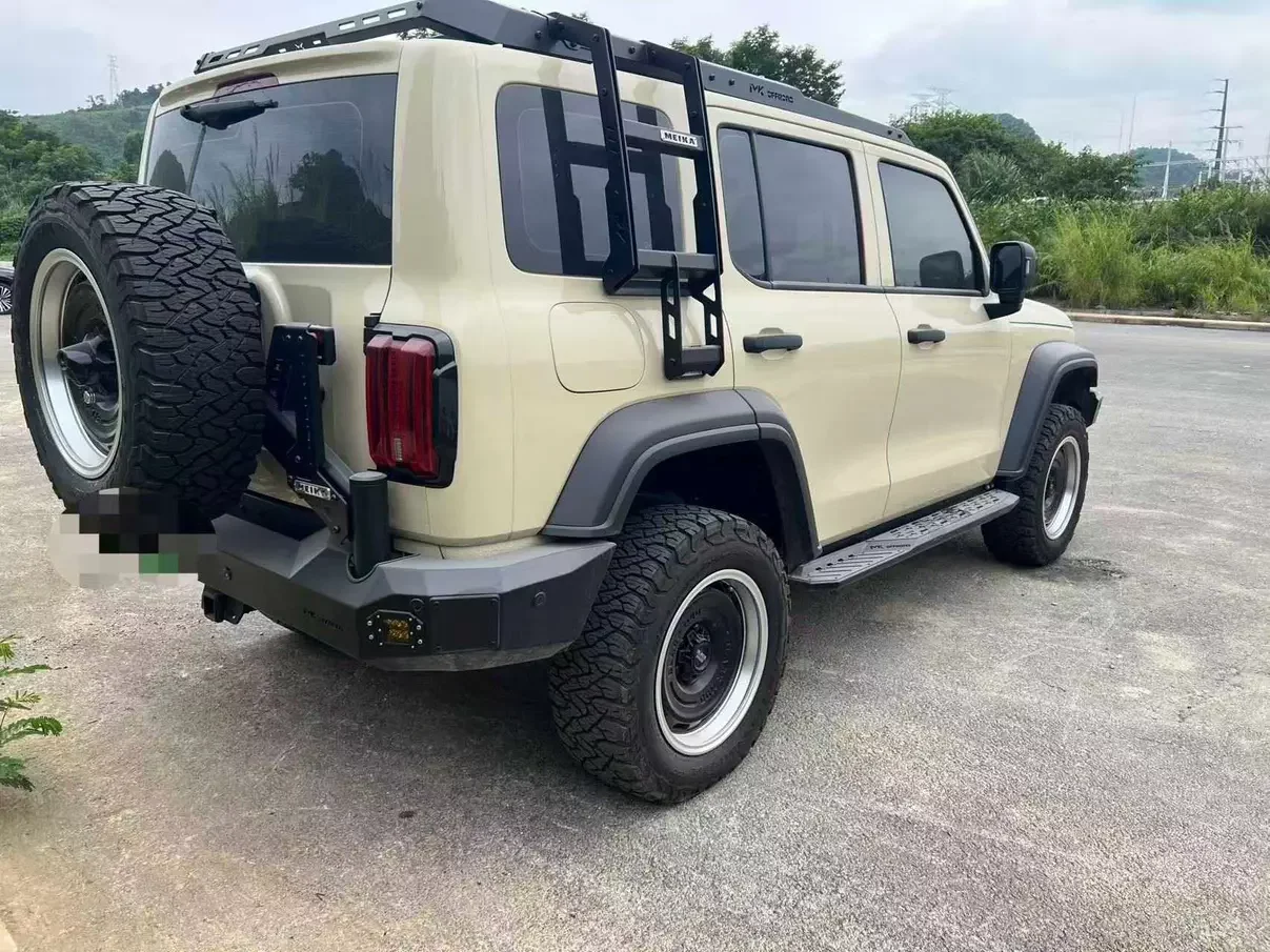 Tank 300 Hi4-T
