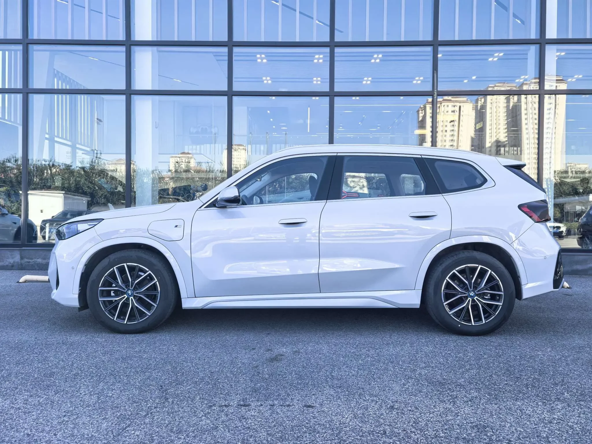 BMW iX1
