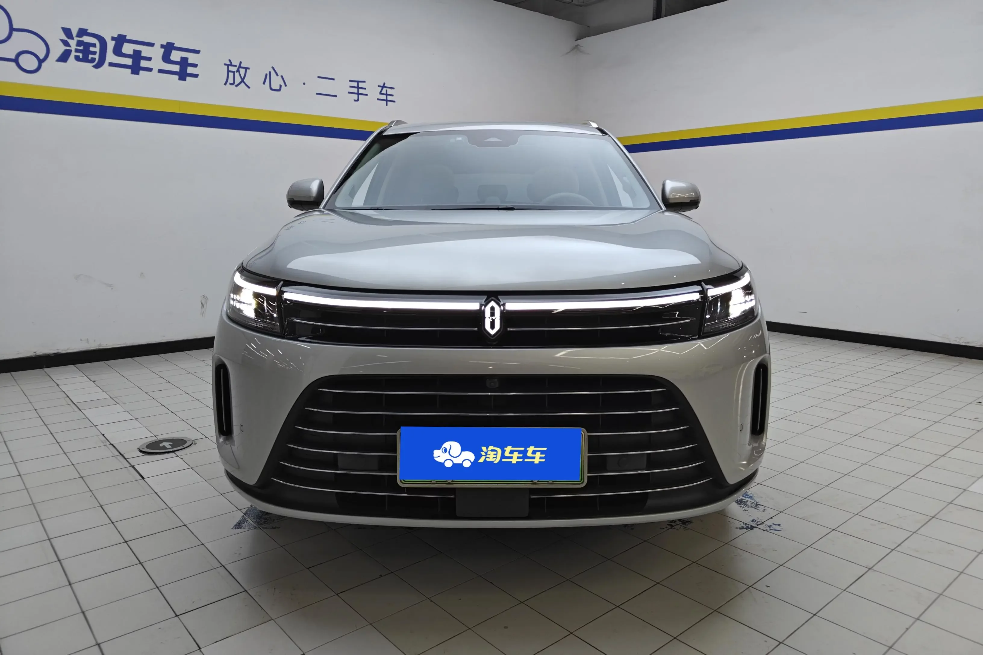 AITO M7 (Wenjie M7)  из Китая