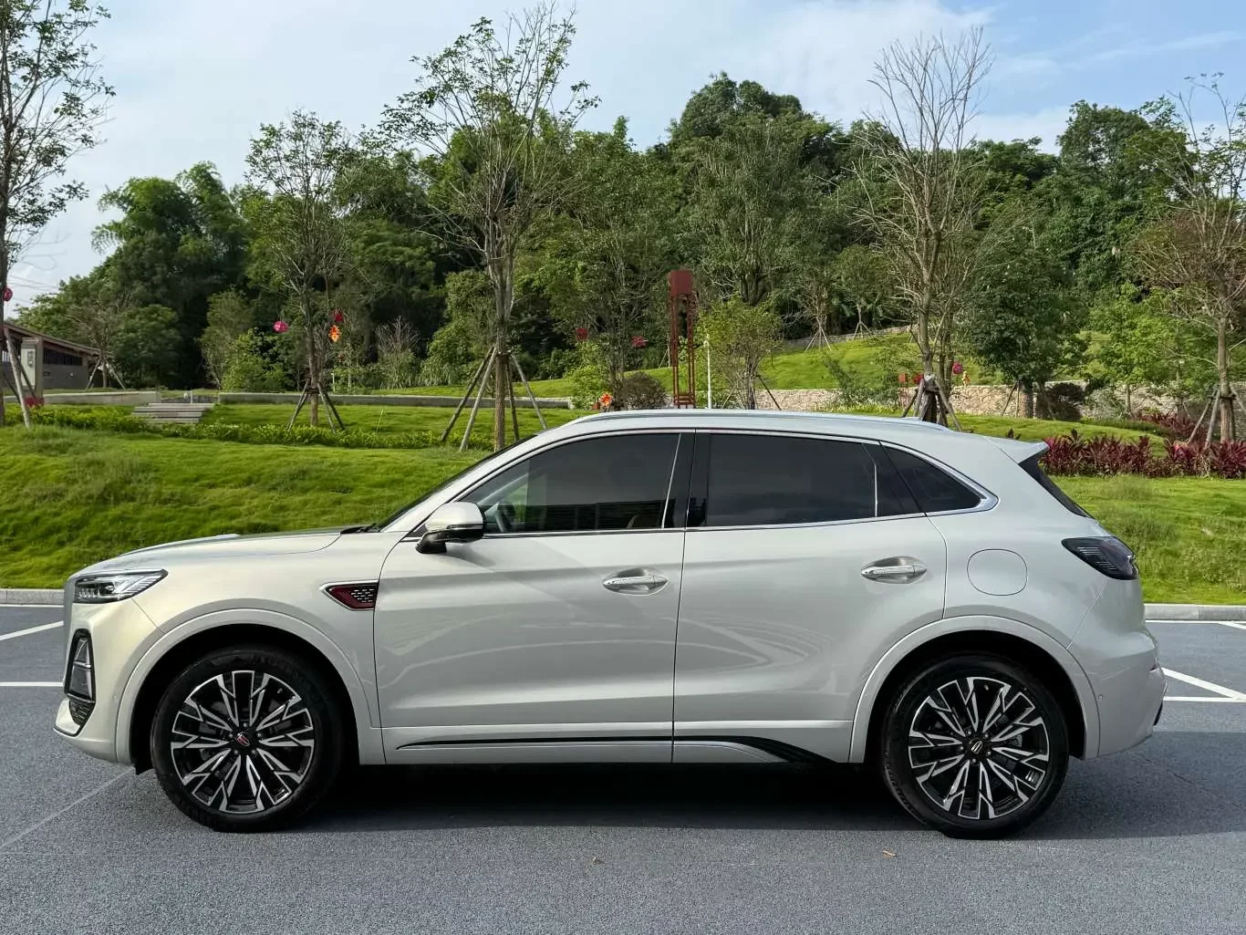 Hongqi HS5