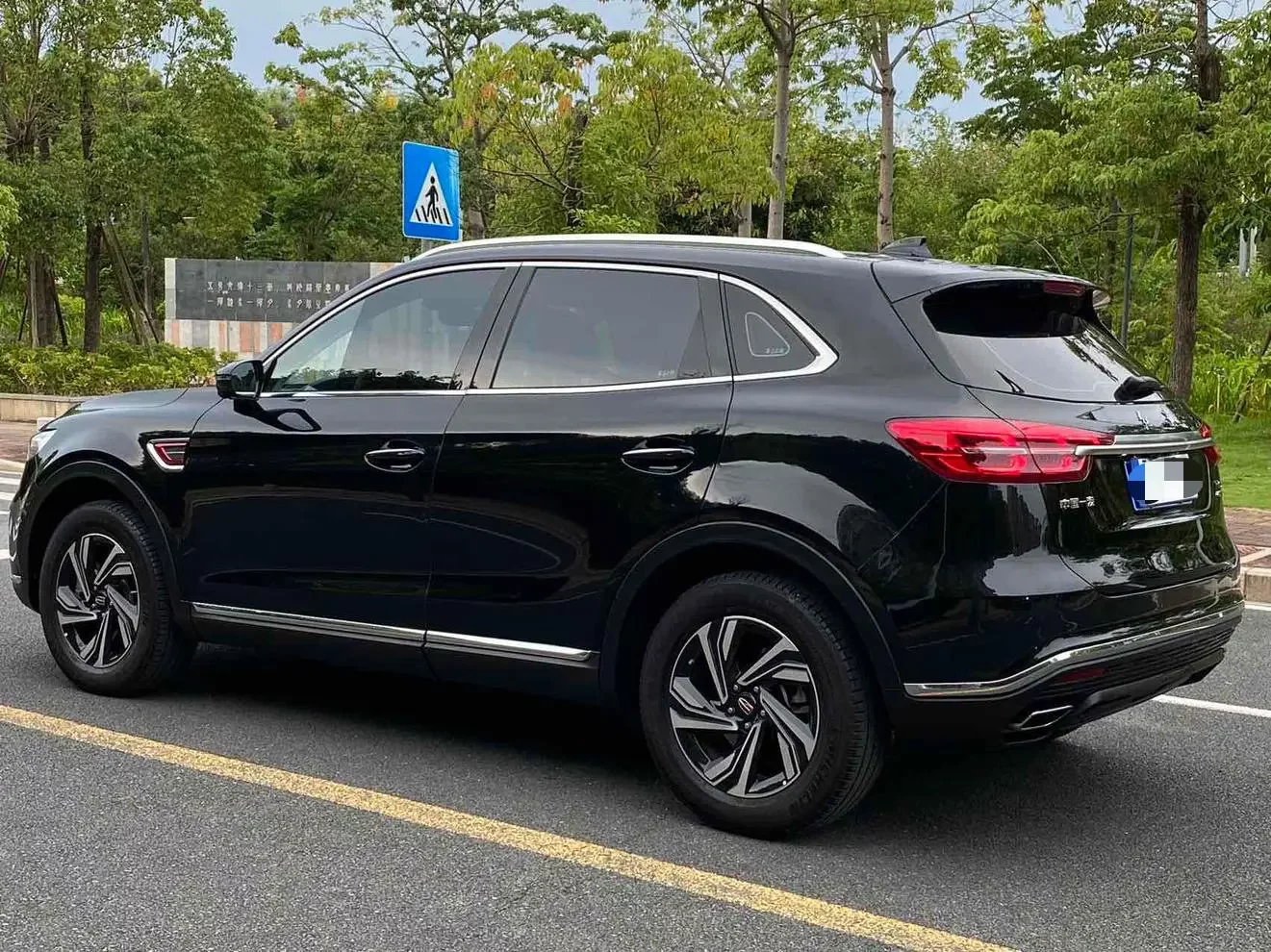 Hongqi HS5