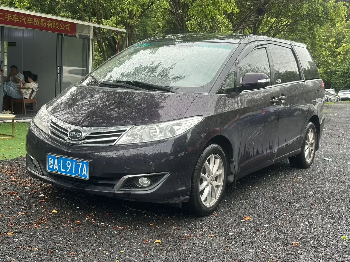 BYD M6
