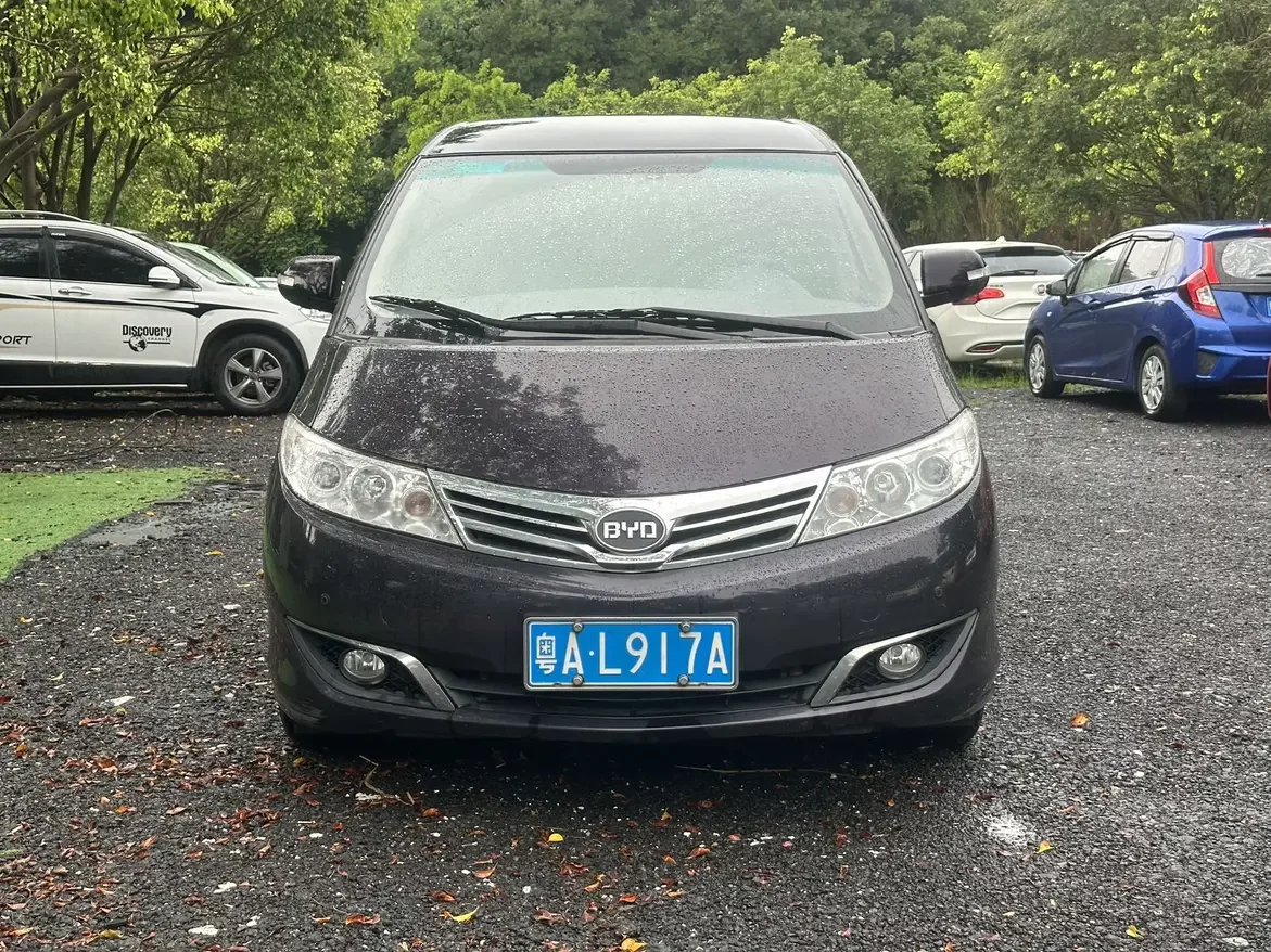 BYD M6