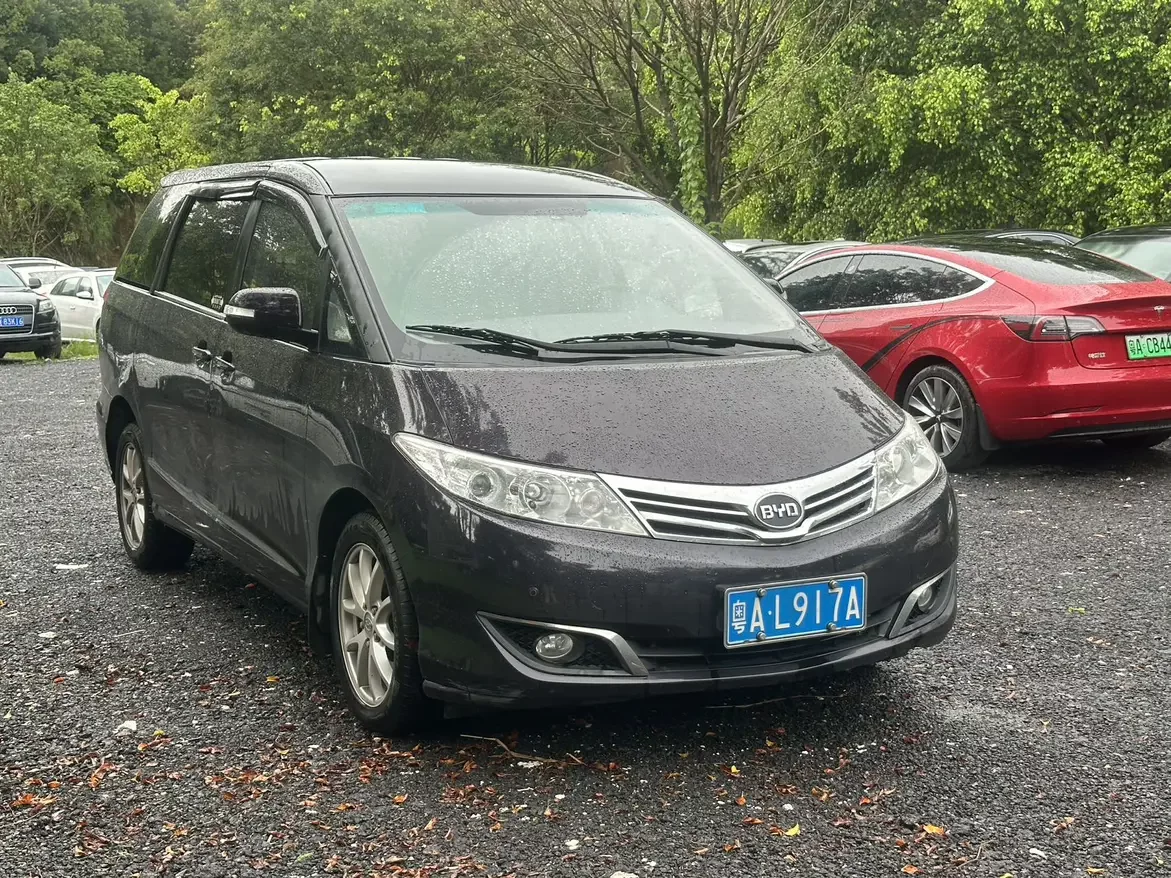 BYD M6