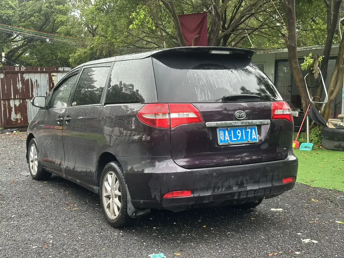 BYD M6