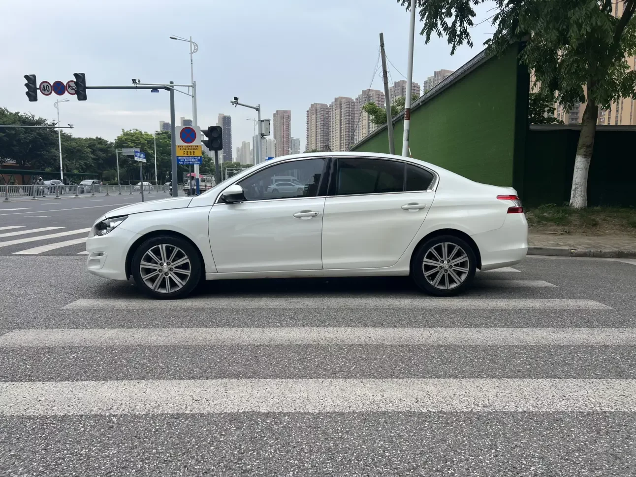 Peugeot 408