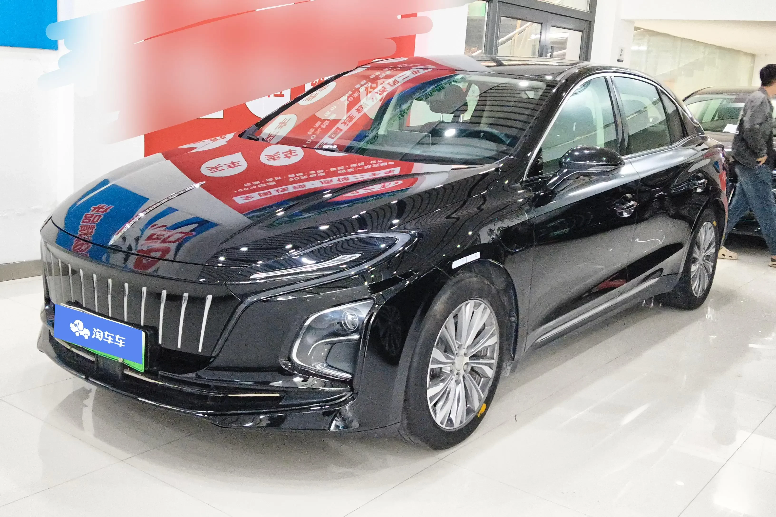 Hongqi E-QM5