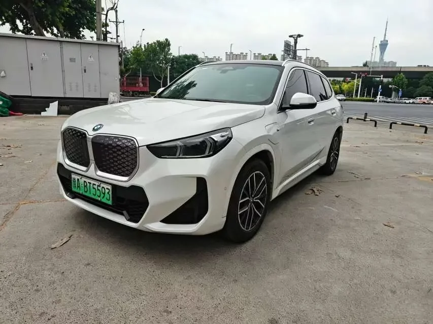 BMW iX1
