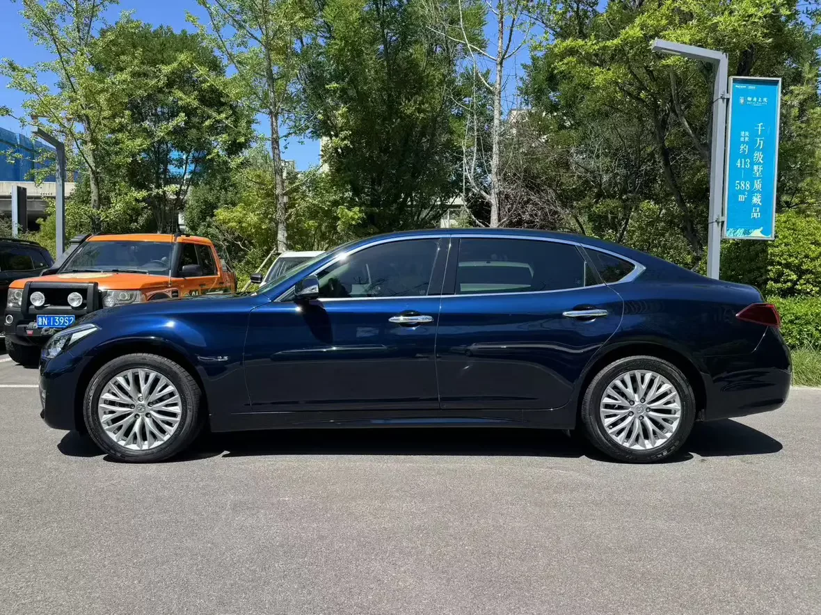 Infiniti Q70