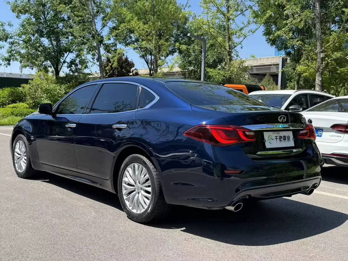 Infiniti Q70