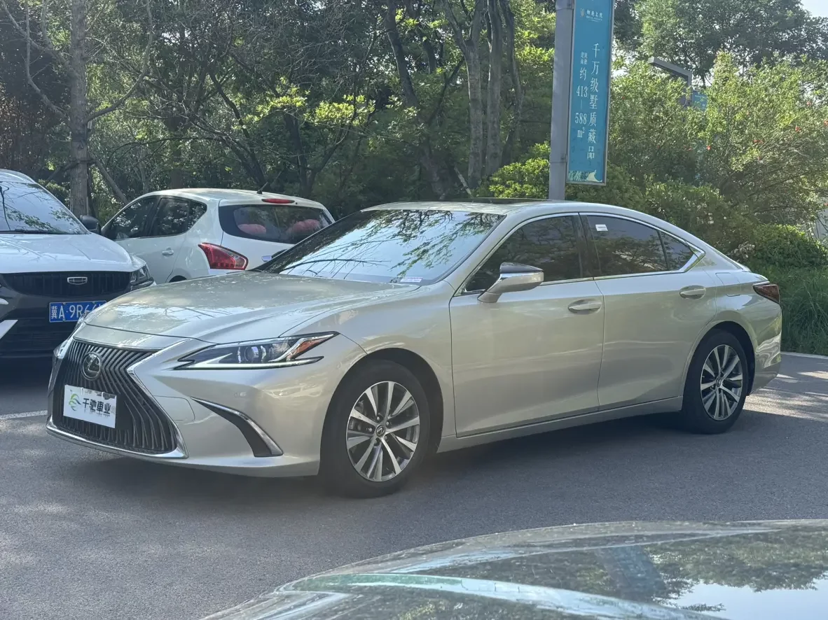 Lexus ES
