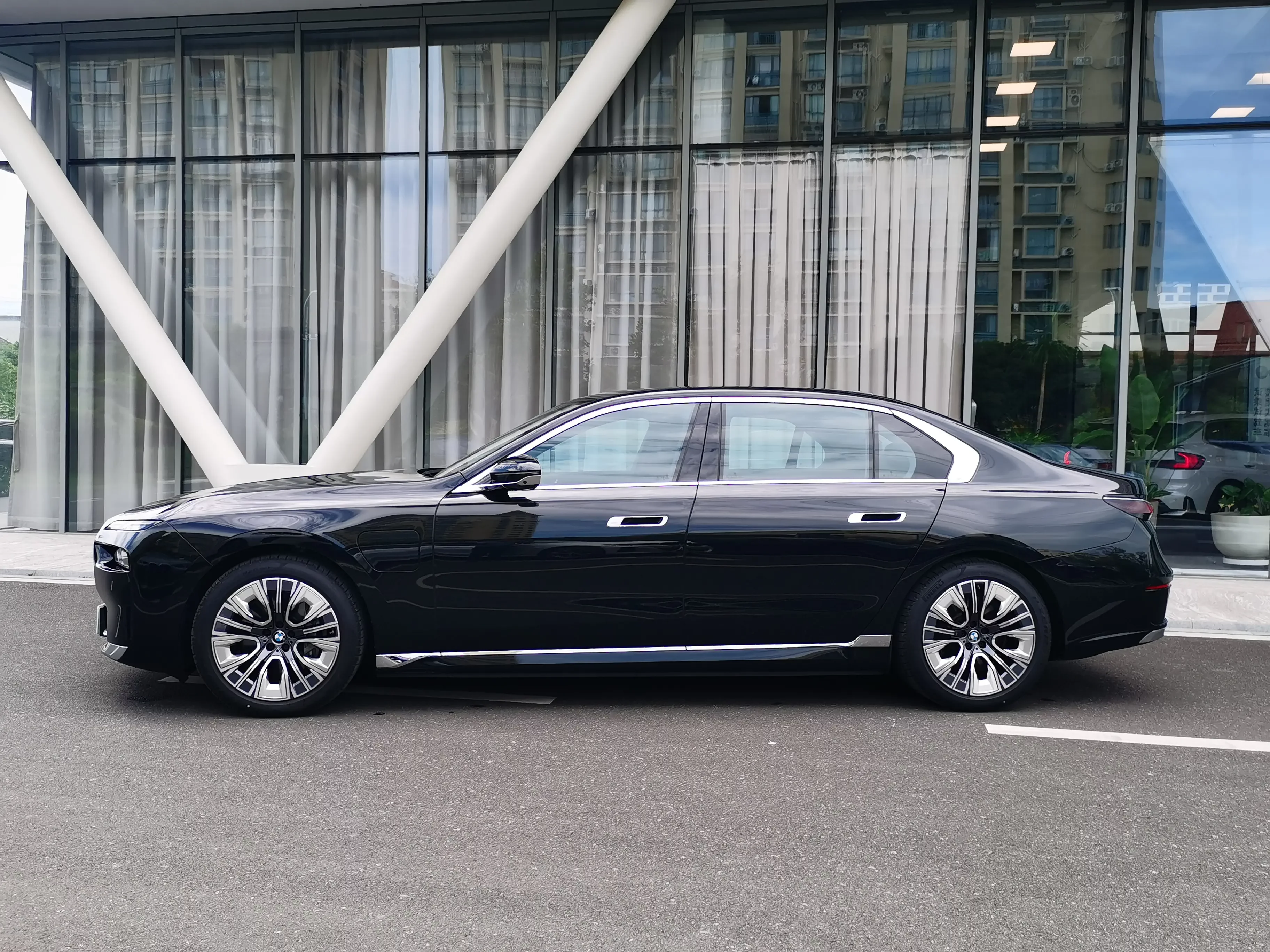 BMW i7