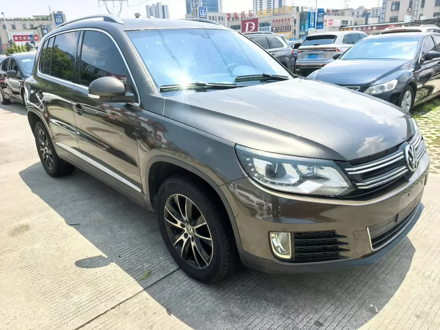 Volkswagen Tiguan (Tharu)