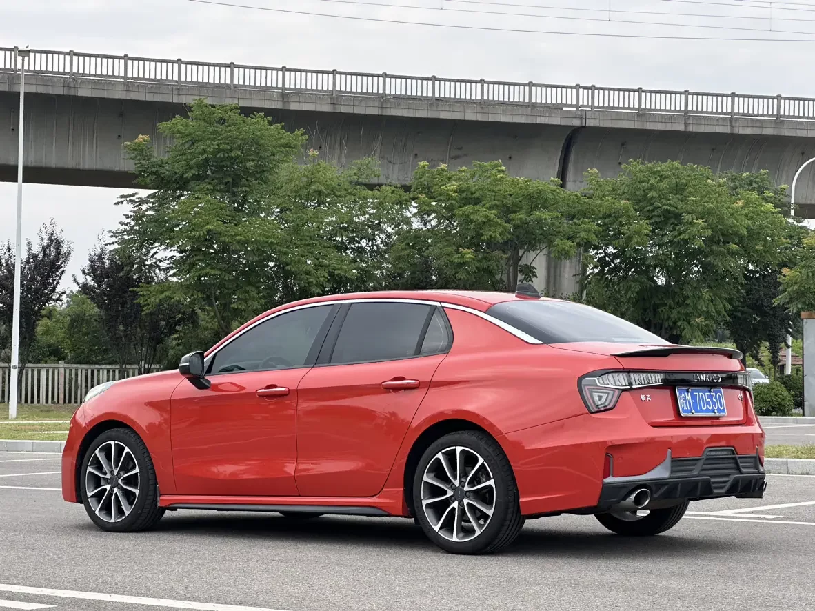 Lynk & Co 03