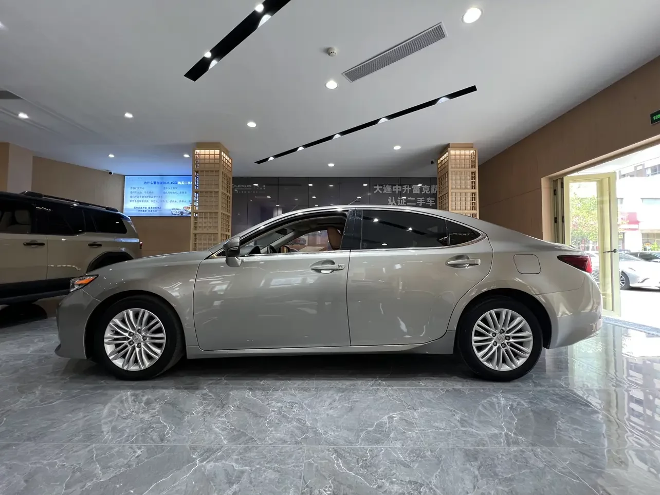 Lexus ES