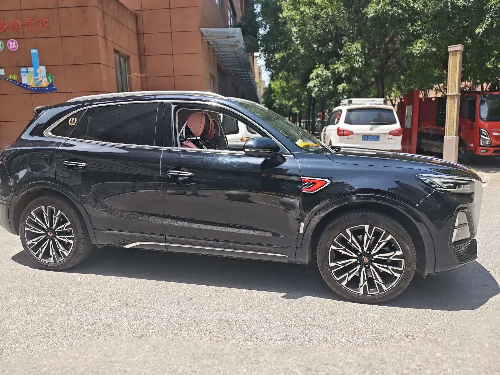 Hongqi HS5