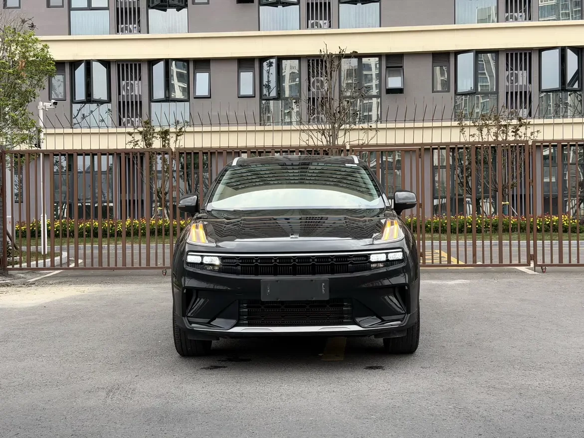 Lynk & Co 06