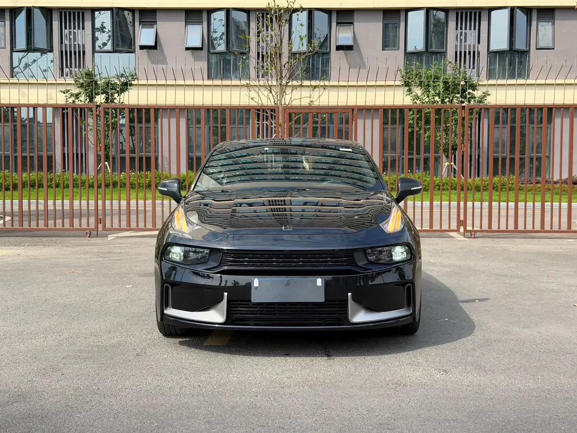 Lynk & Co 03