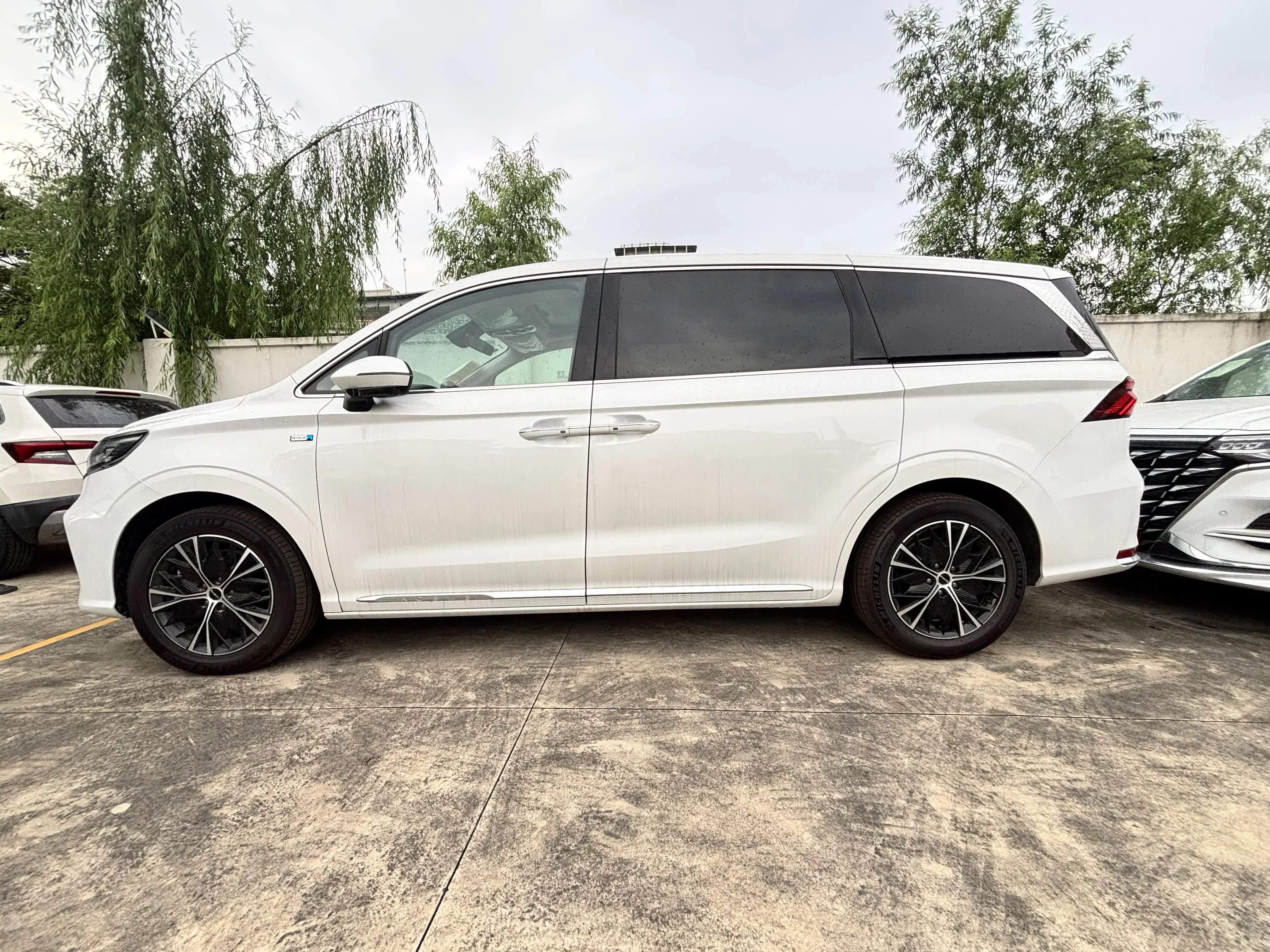 Roewe iMAX8