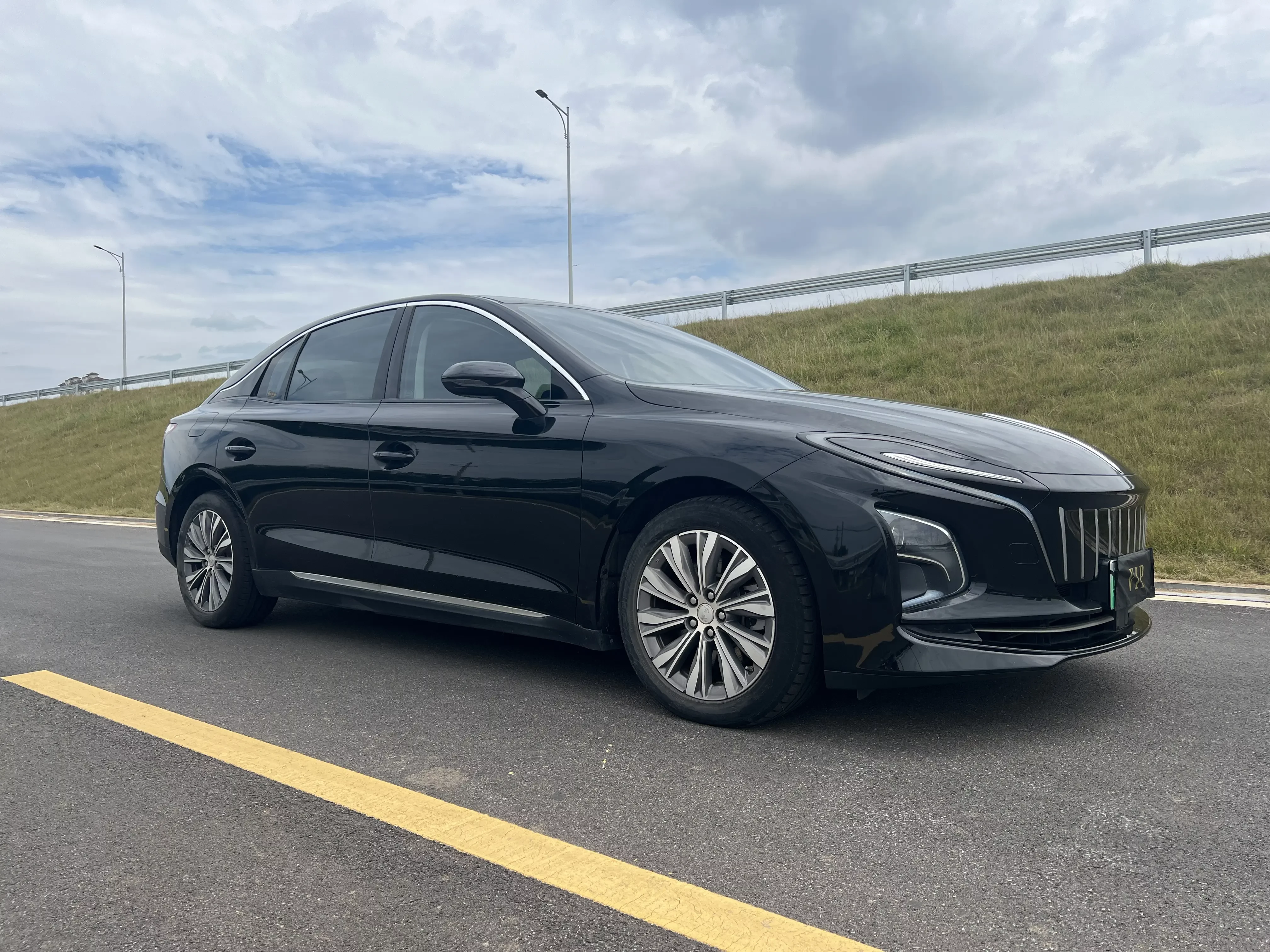 Hongqi E-QM5