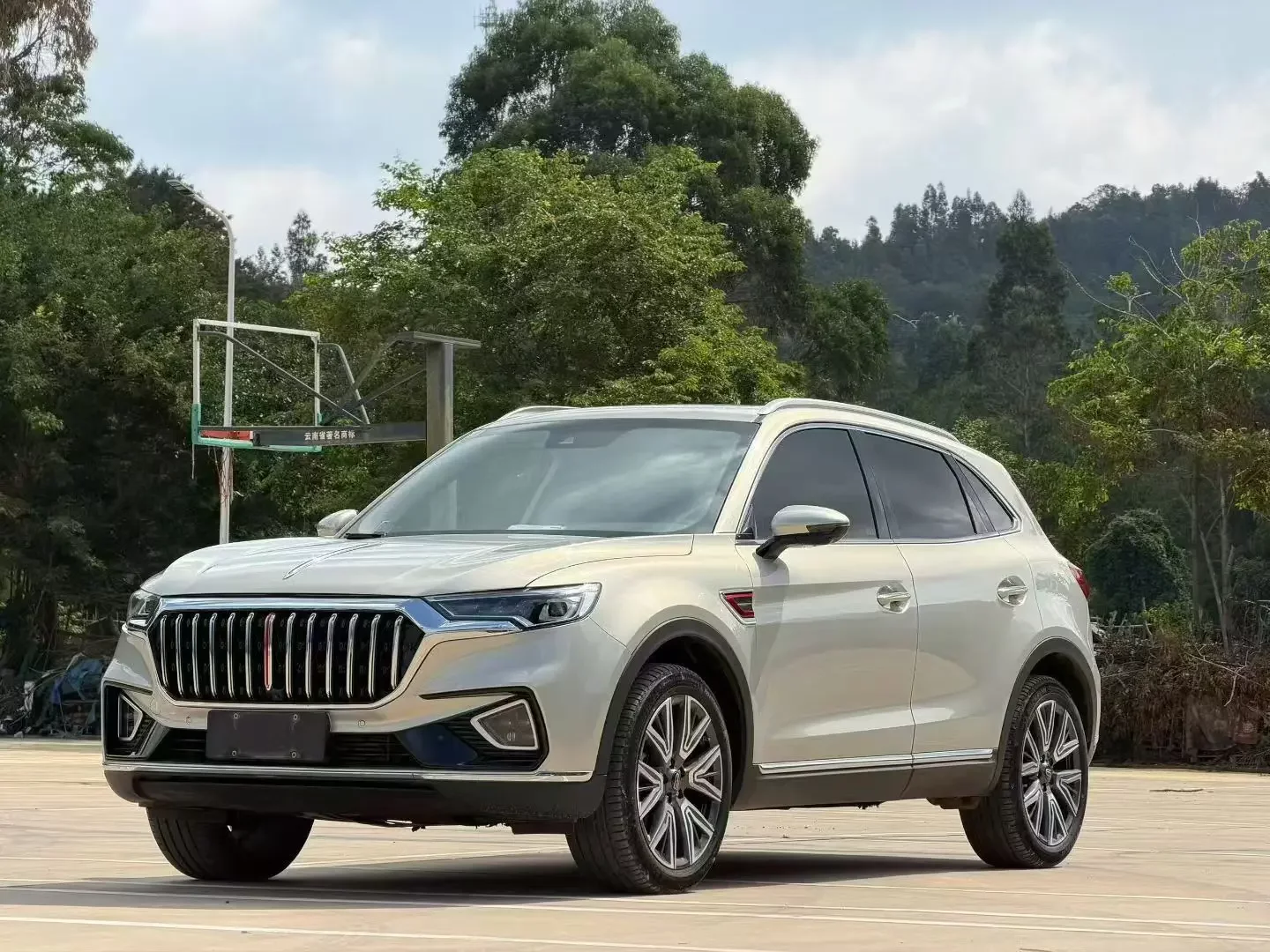 Hongqi HS5