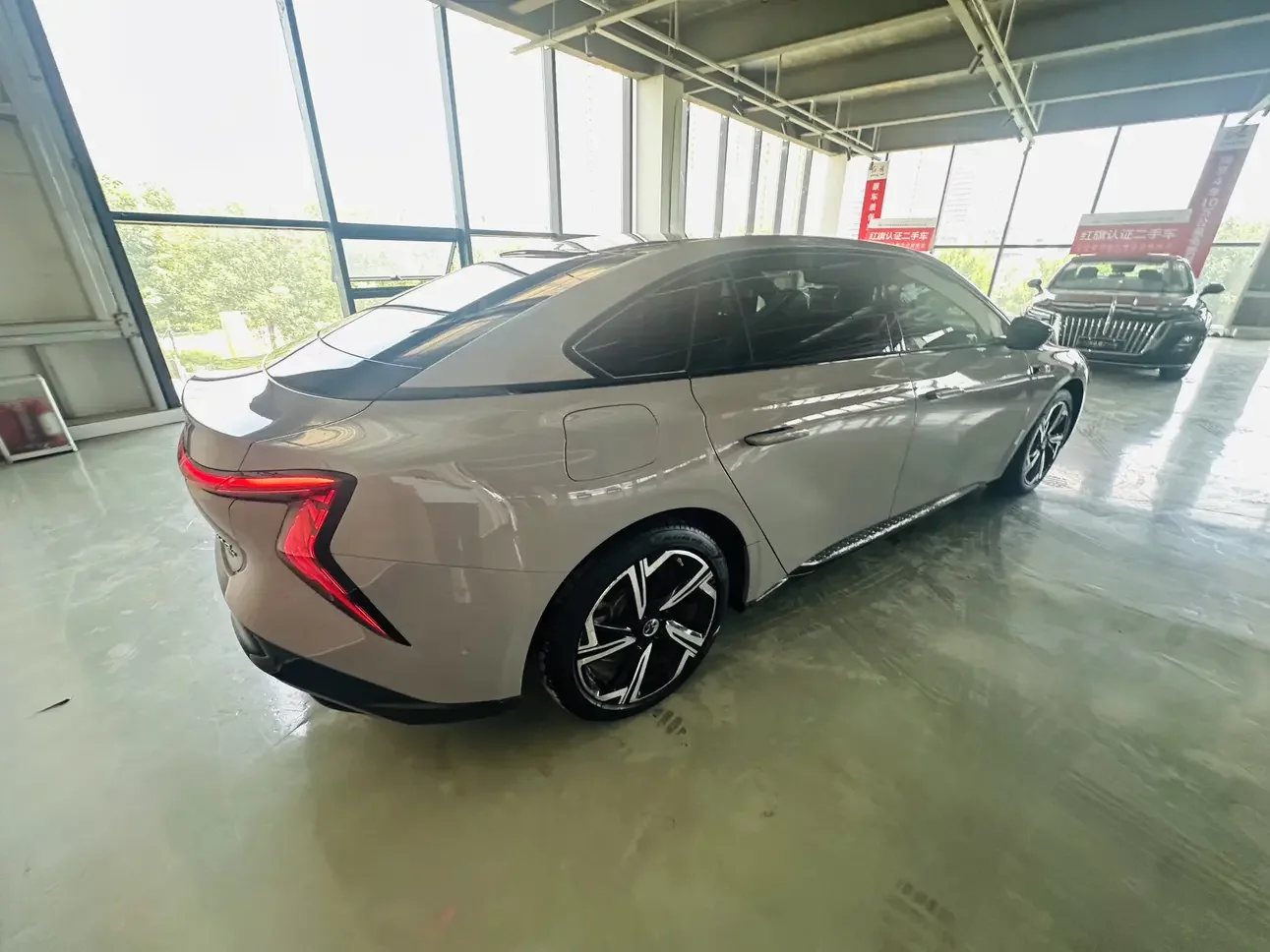 Hongqi EH7