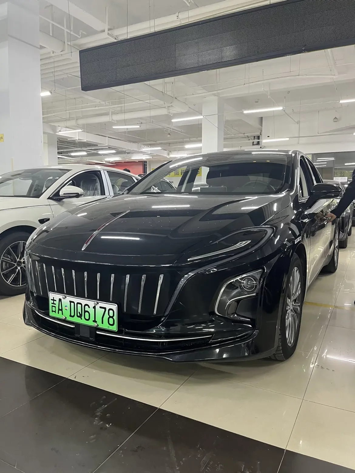 Hongqi E-QM5