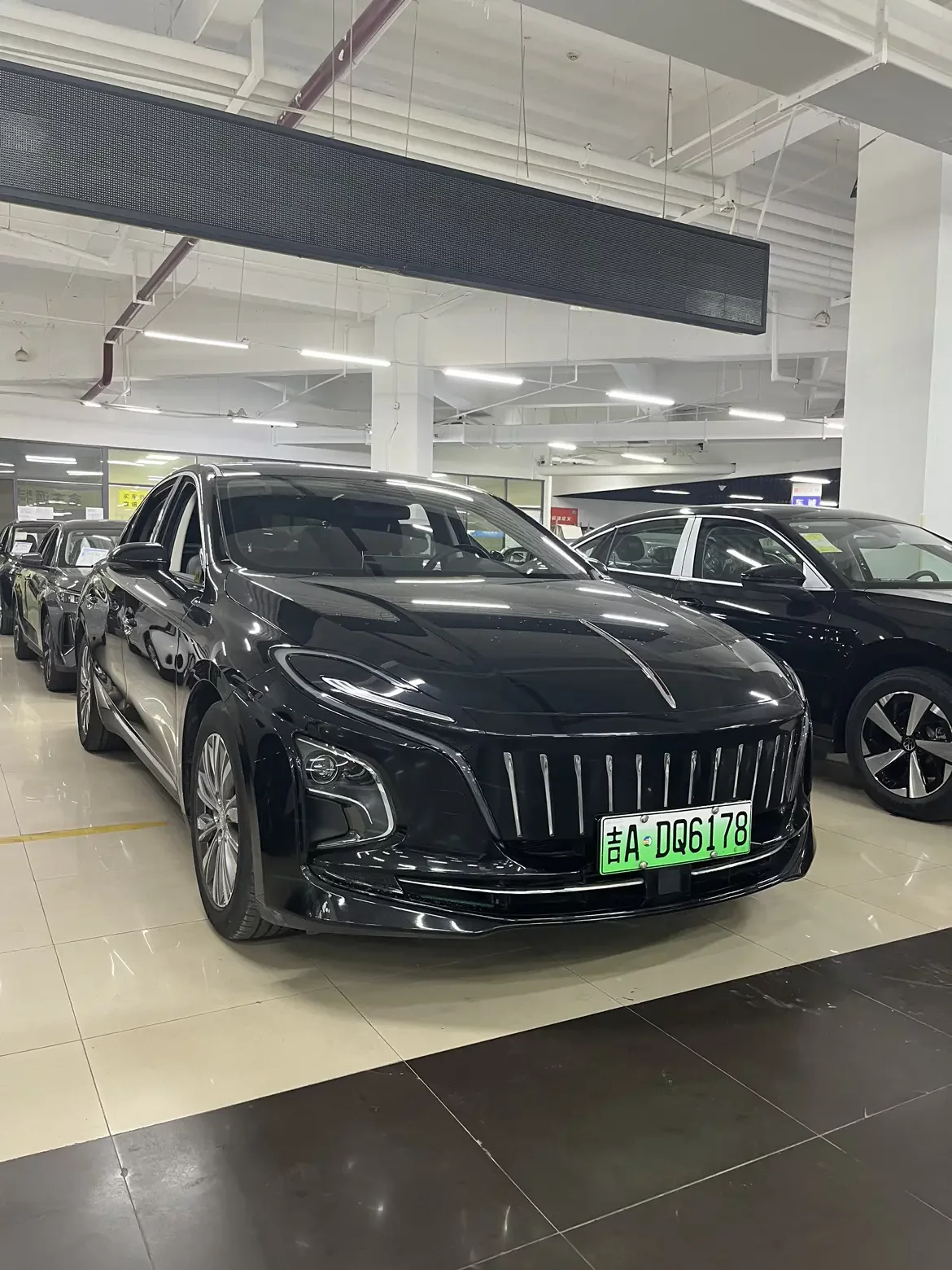 Hongqi E-QM5