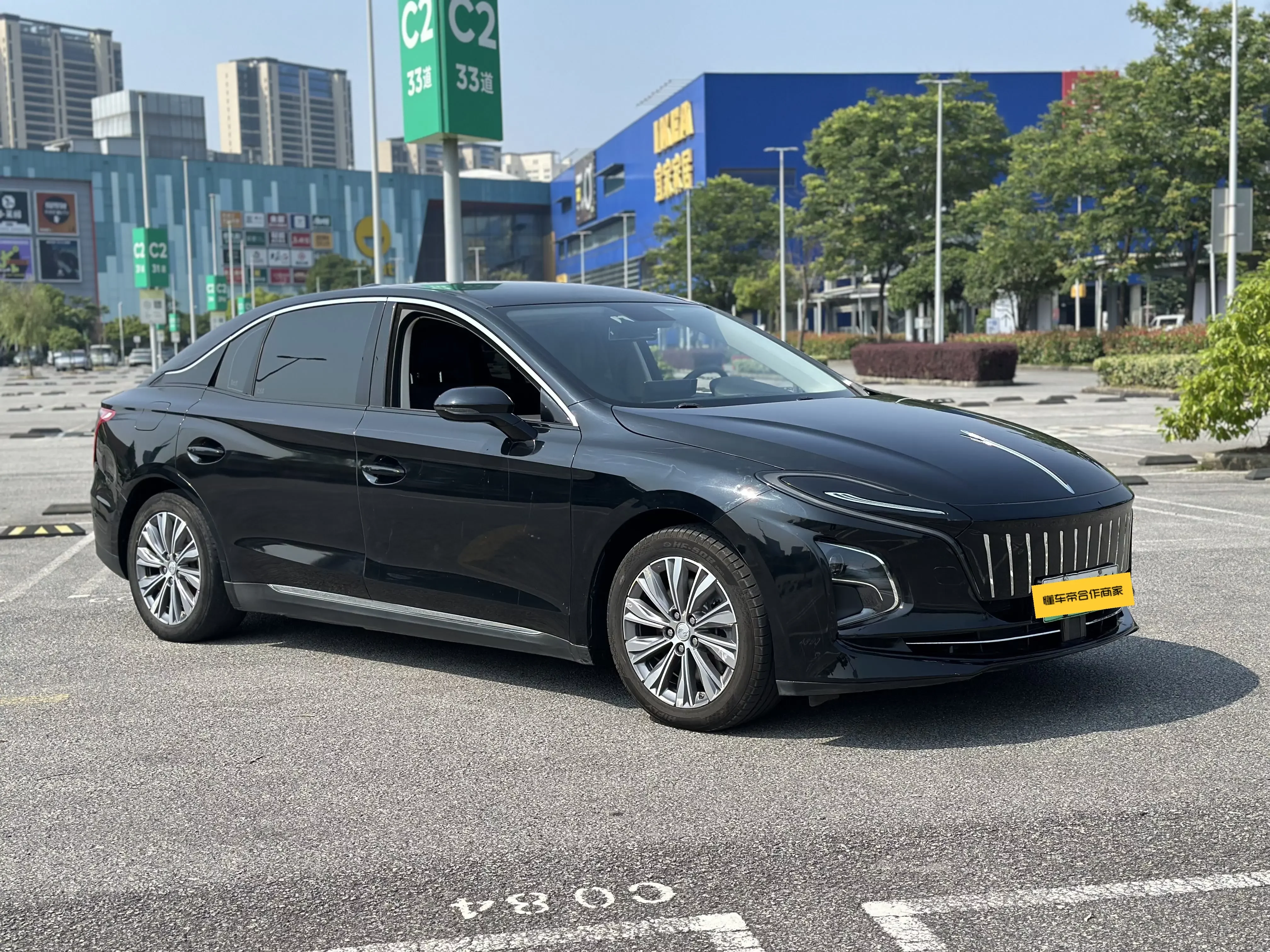 Hongqi E-QM5