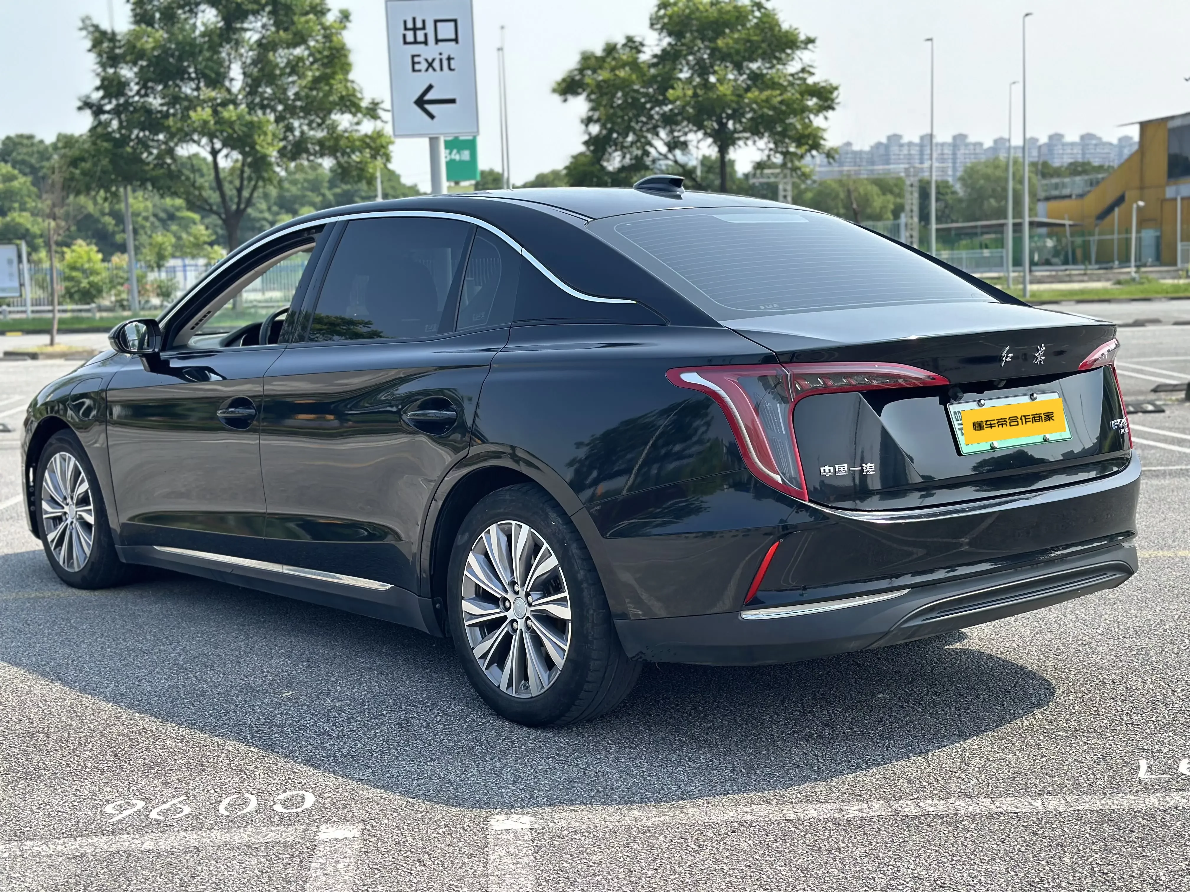 Hongqi E-QM5