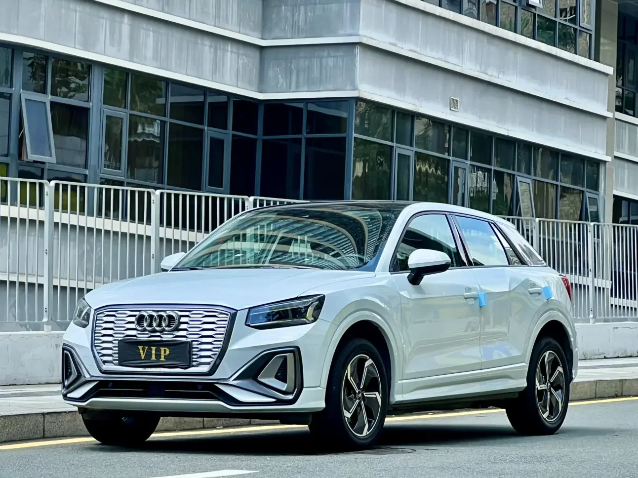 Audi Q2L e-tron