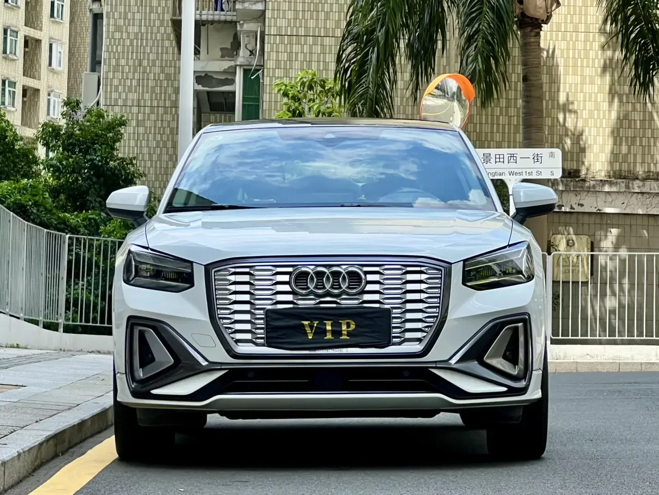 Audi Q2L e-tron