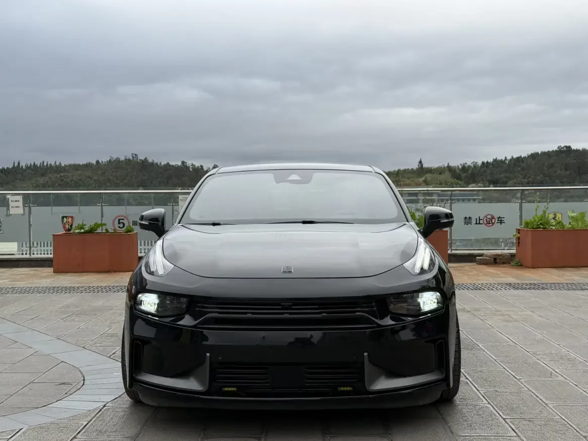 Lynk & Co 03