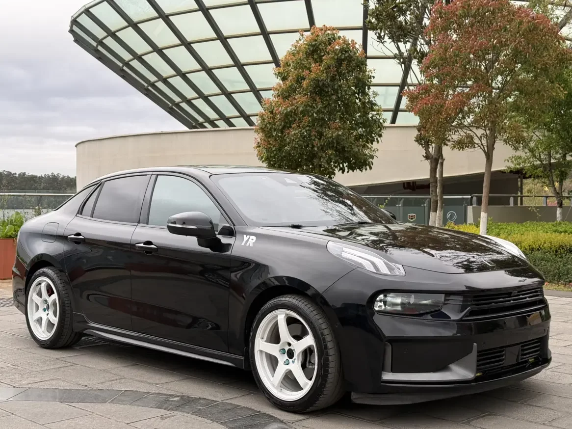 Lynk & Co 03