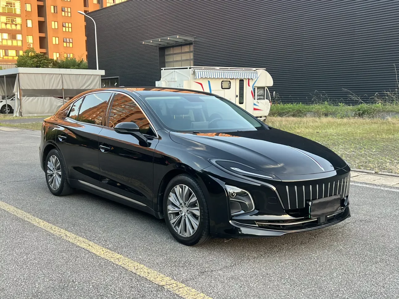 Hongqi E-QM5