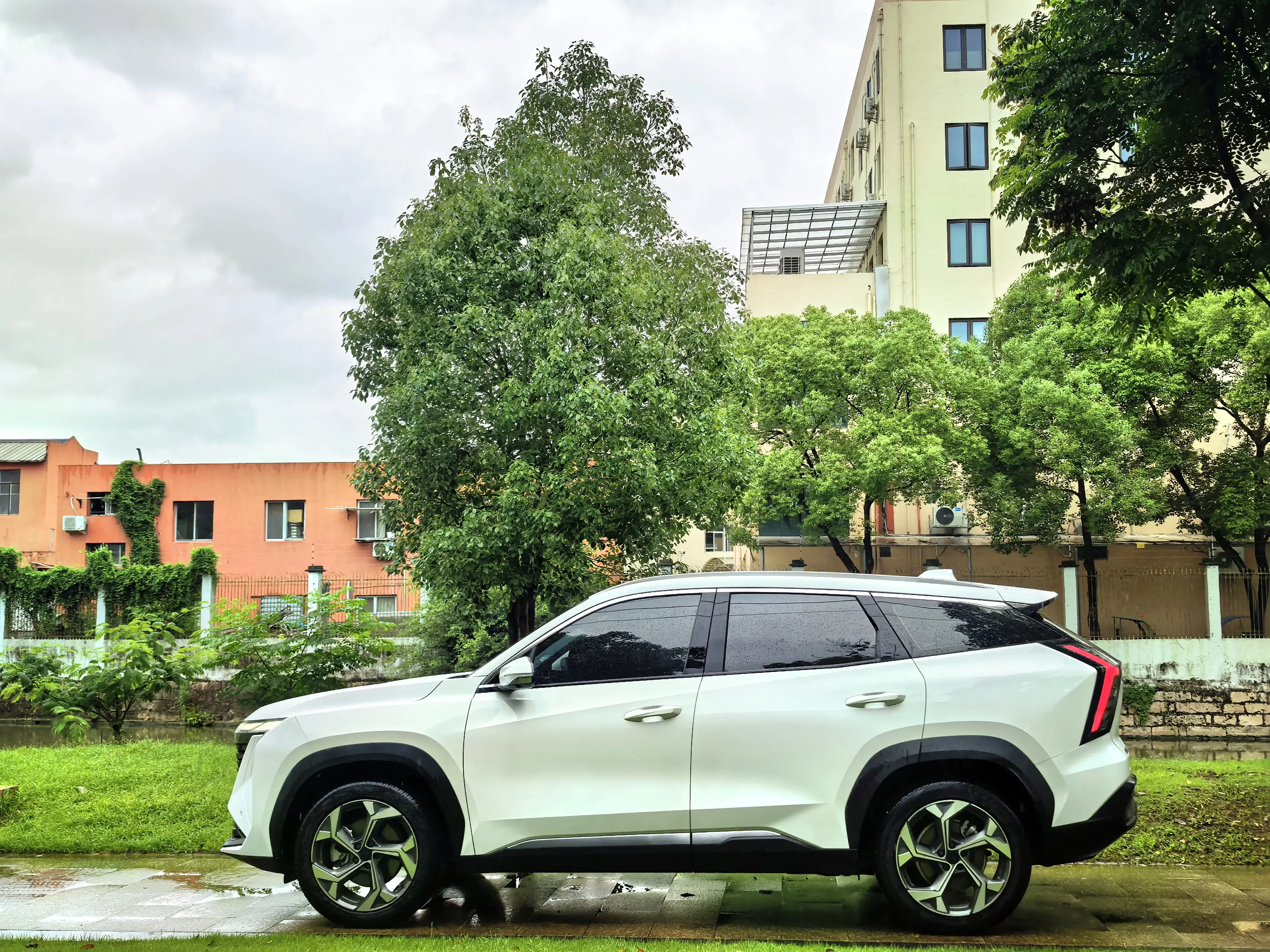 Geely Atlas L