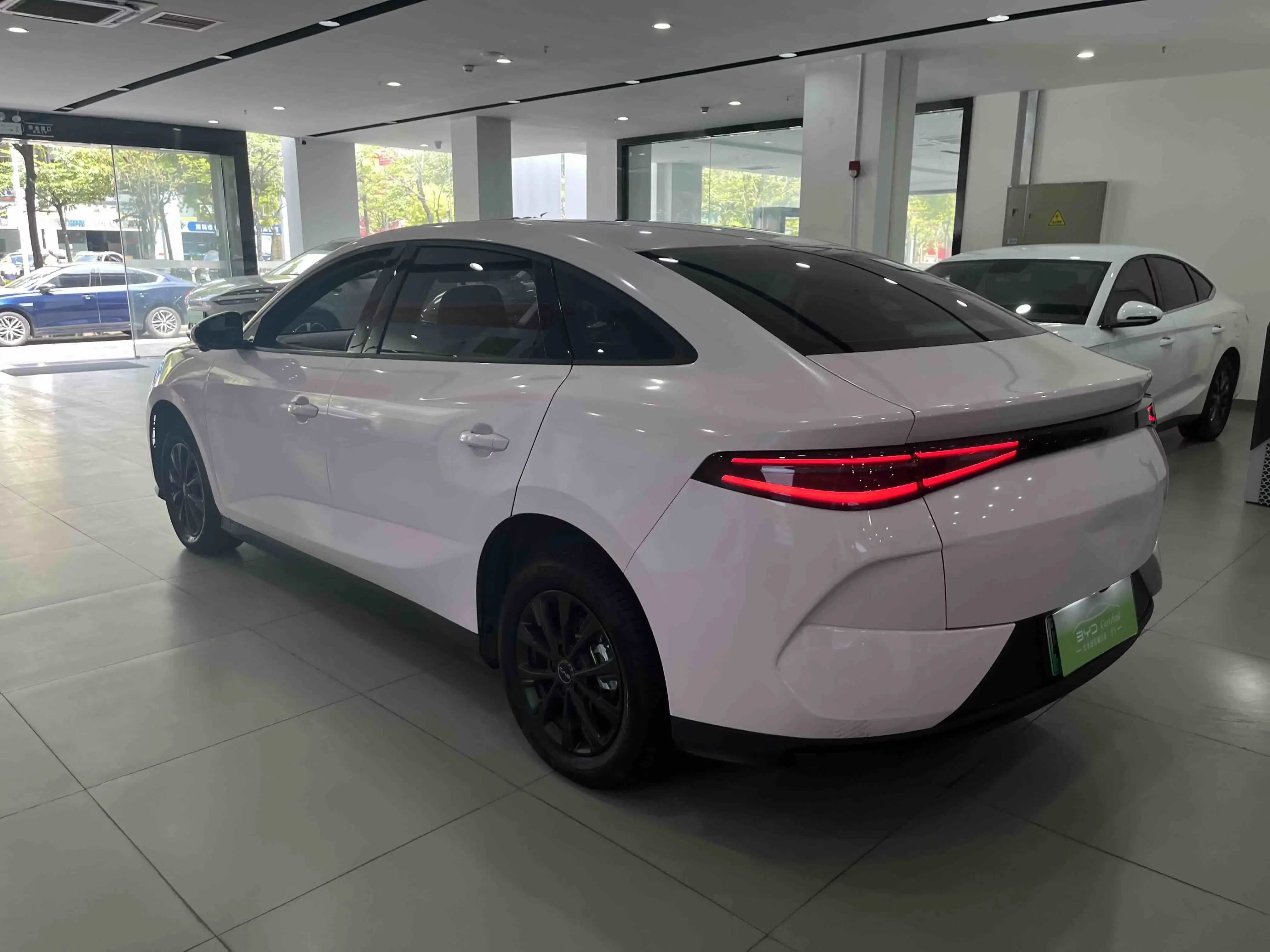 BYD e7