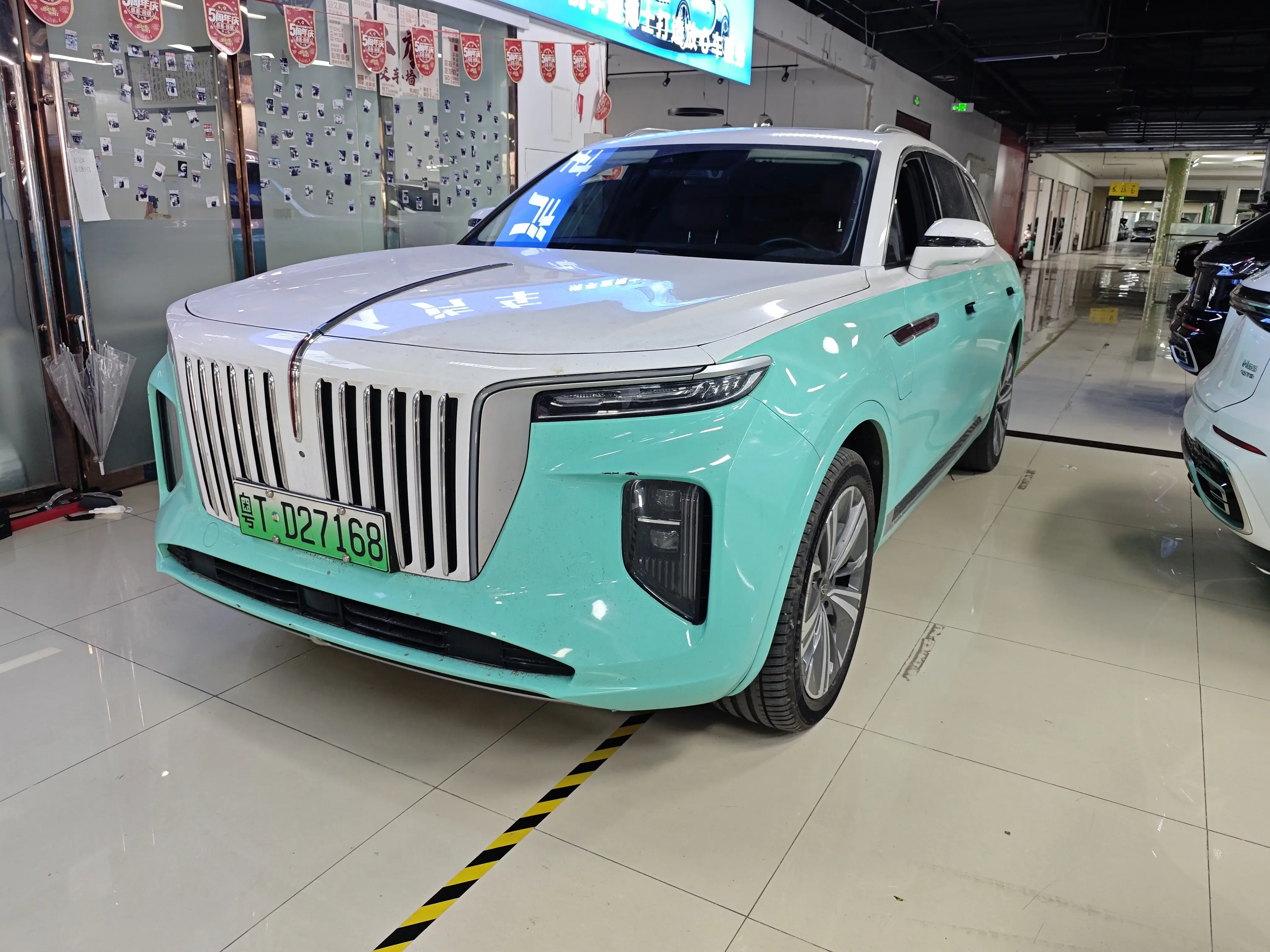 Hongqi E-HS9