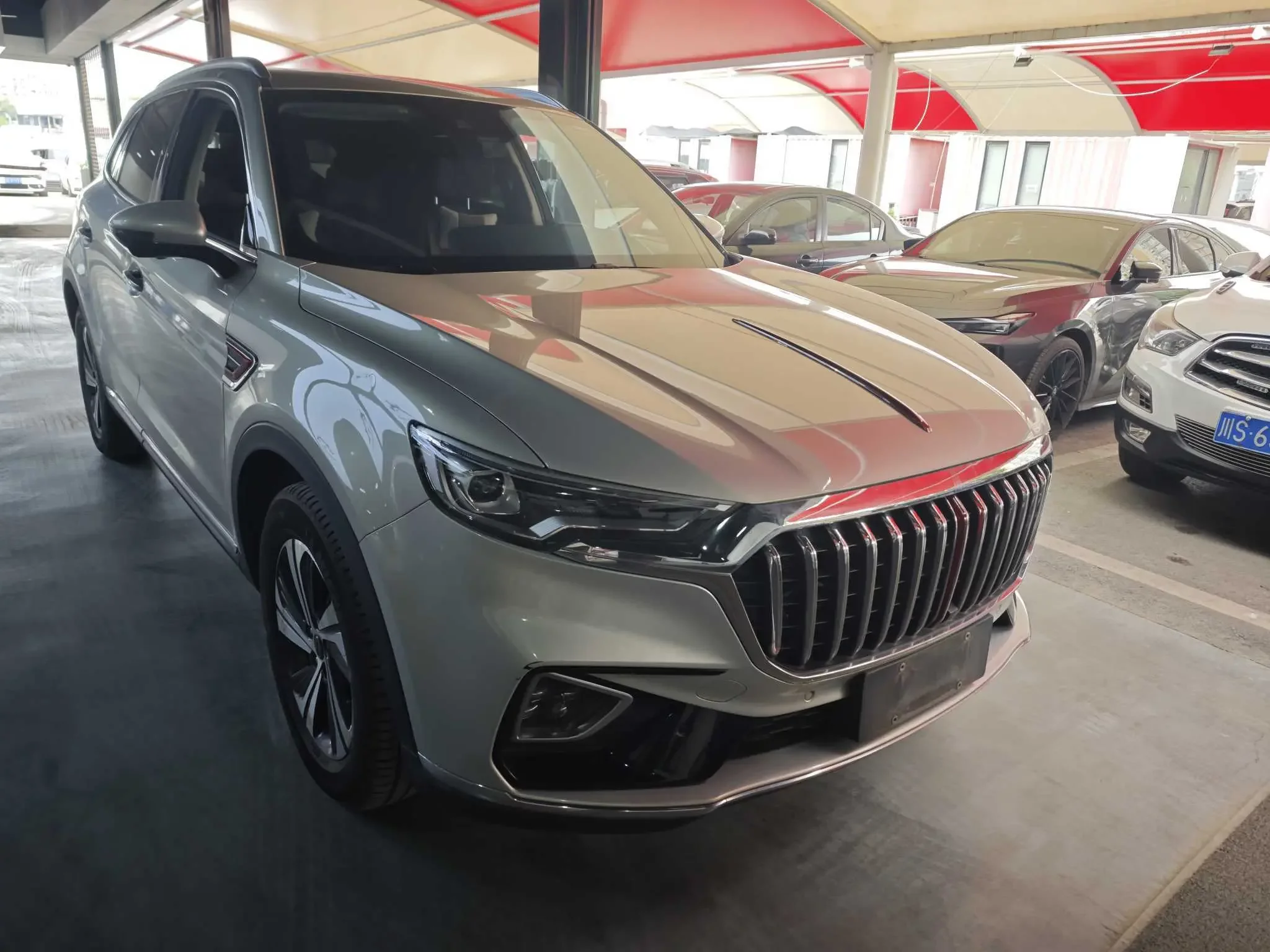Hongqi HS5