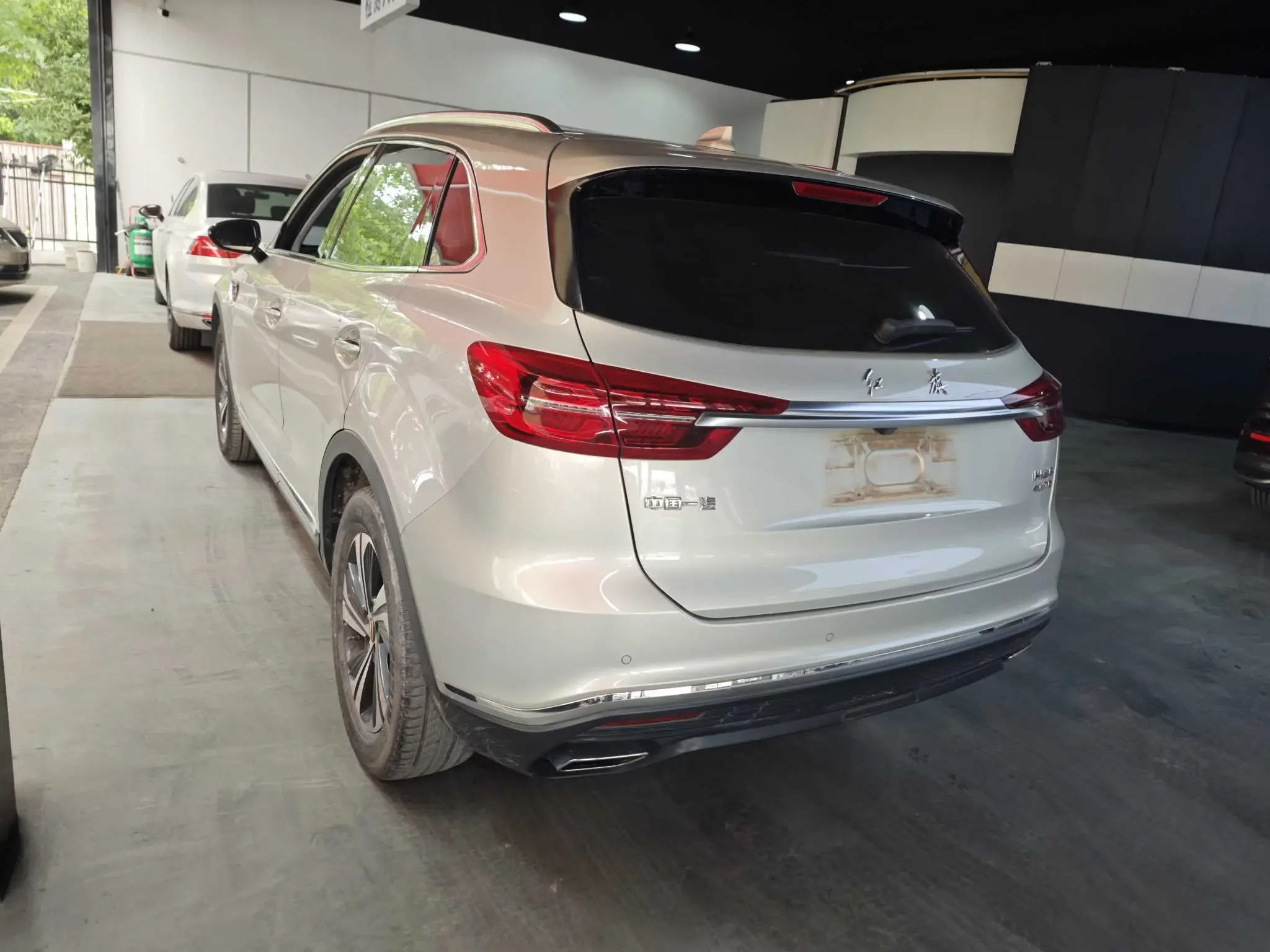 Hongqi HS5