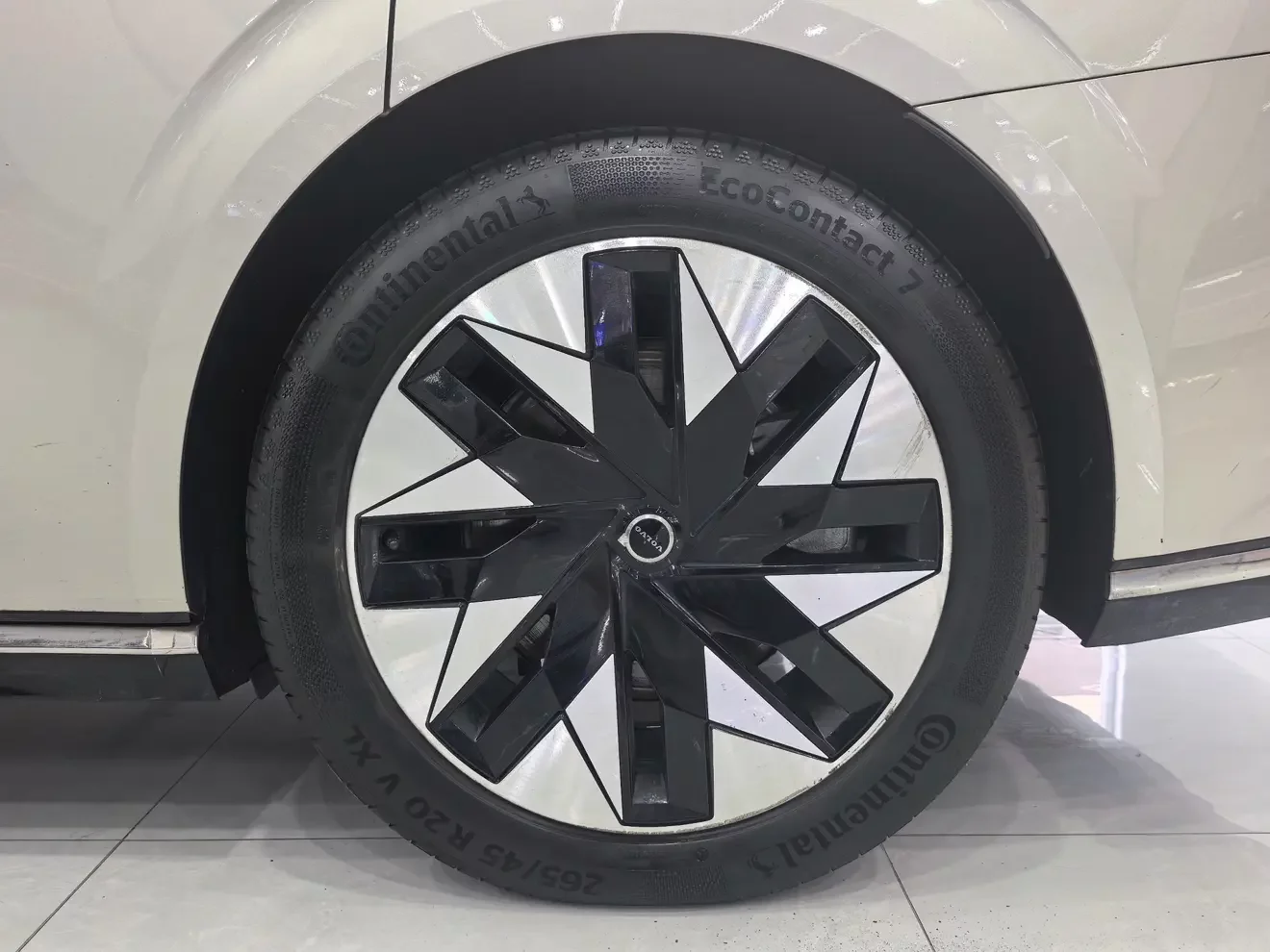 Volvo EM90