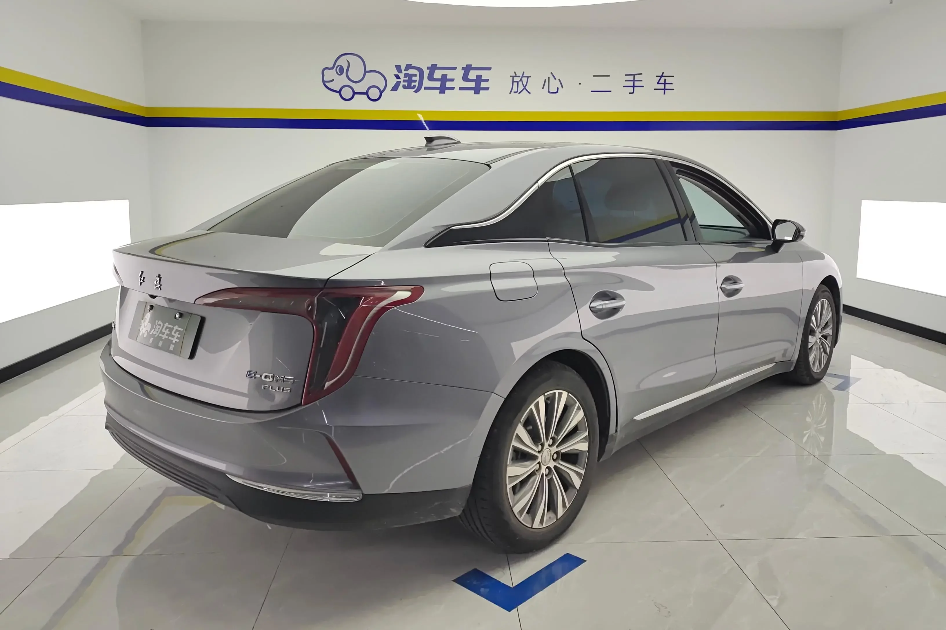 Hongqi E-QM5