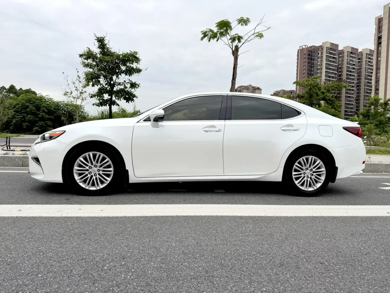 Lexus ES