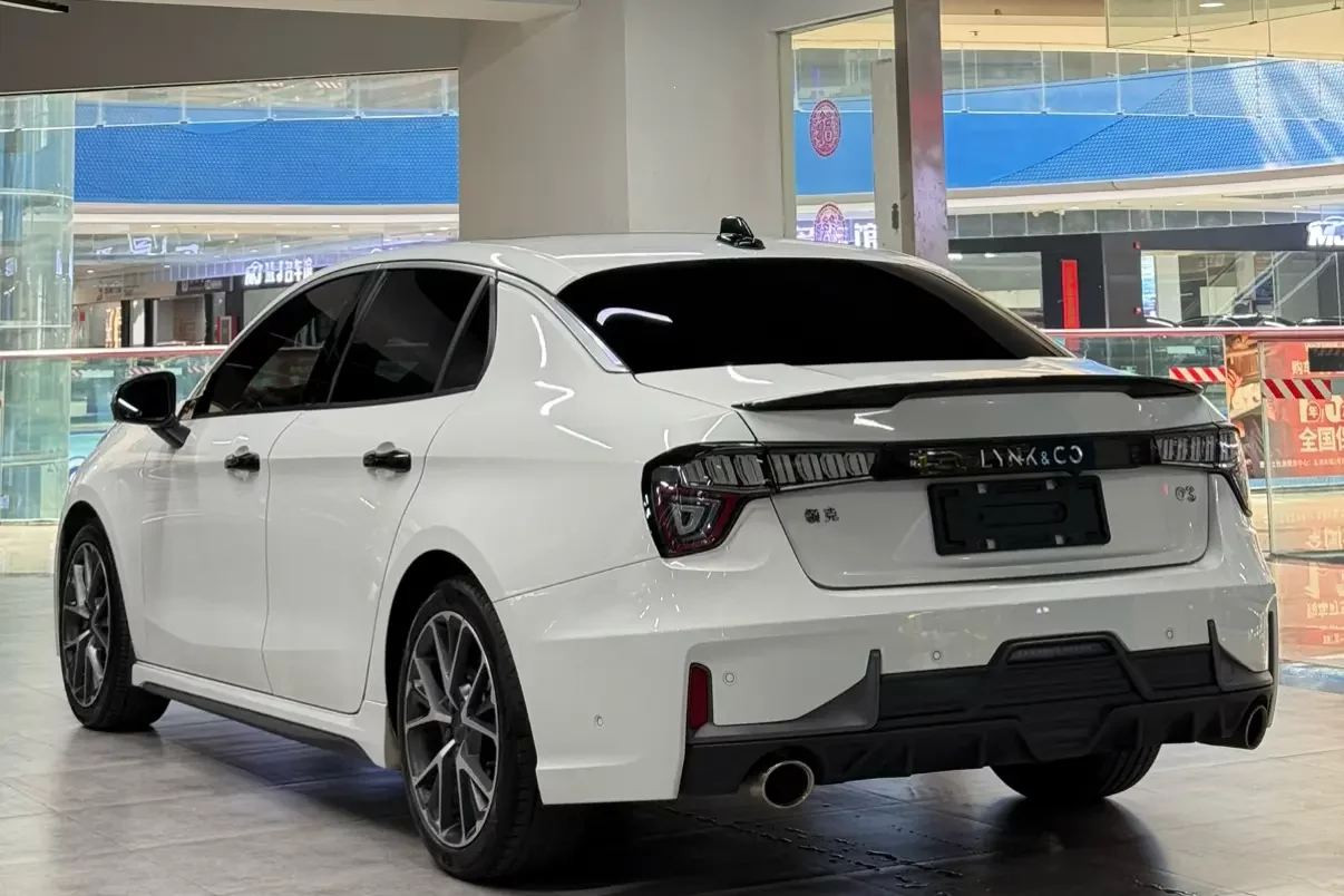 Lynk & Co 03