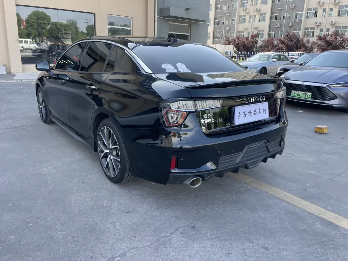 Lynk & Co 03